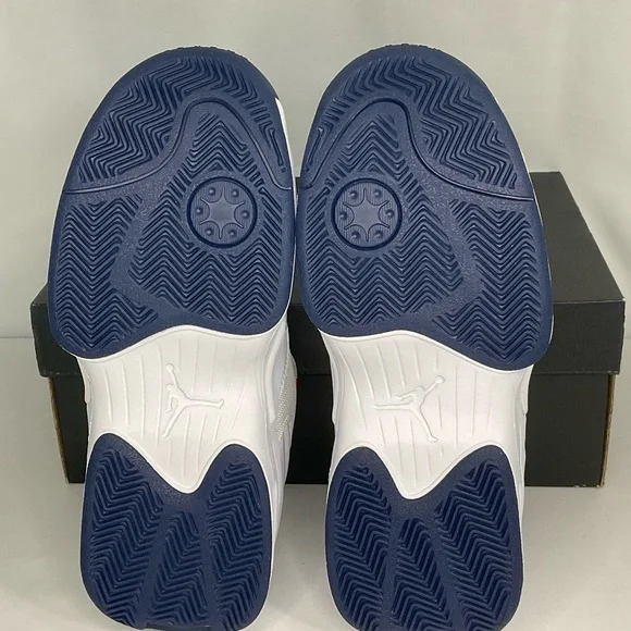 Jordan Max Aura 2 White and Navy Sneakers - size 6y - Picture 5 of 8